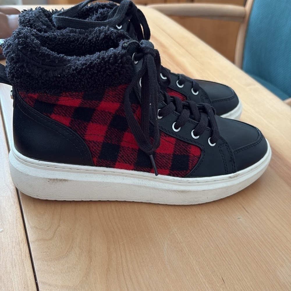 Women’s Marc Fisher FELLOW red & black plaid faux shearling sneakers.  Size 8.5